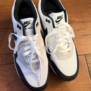 Nike White and Black Running Sneaker - Swoosh Accent